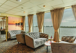 Machen Sie es sich in der Panorama-Lounge gemütlich.