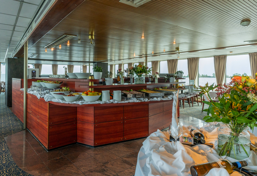 Bedienen Sie sich am Frühstücksbuffet für einen guten Start in den Tag.