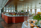 Bedienen Sie sich am Frühstücksbuffet für einen guten Start in den Tag.