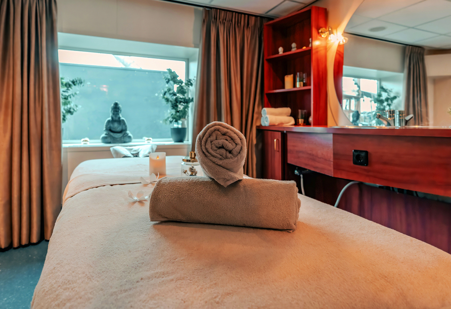 Buchen Sie sich eine wohltuende Massage an Bord.
