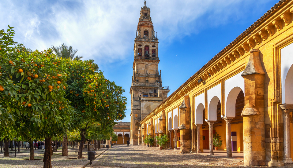 Lassen Sie sich in Córdoba von der maurischen Architektur und dem Duft der Orangenbäume verzaubern!