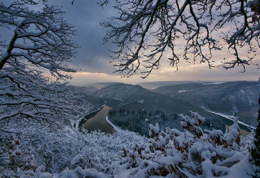 Auch im Winter verzaubert das Panorama der Saarschleife.