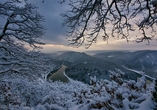 Auch im Winter verzaubert das Panorama der Saarschleife.