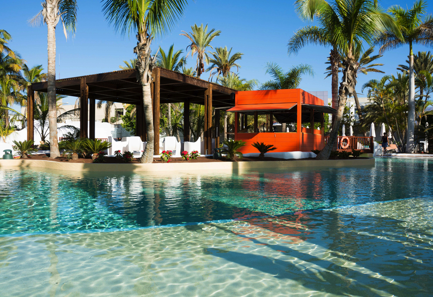 Gönnen Sie sich eine Erfrischung in einem der Außenpools Ihres Urlaubshotels.