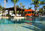 Gönnen Sie sich eine Erfrischung in einem der Außenpools Ihres Urlaubshotels.
