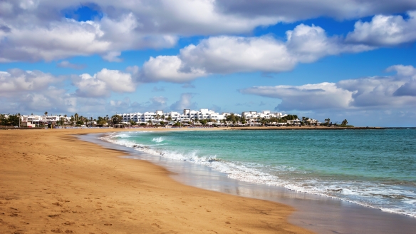 Willkommen zu Ihrem Traumurlaub in Puerto del Carmen. Der Strand Los Pocillos liegt vor dem Hotel und ist wunderschön anzusehen.