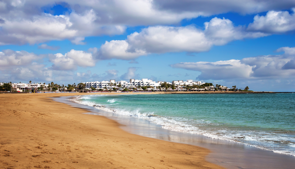 Willkommen zu Ihrem Traumurlaub in Puerto del Carmen. Der Strand Los Pocillos liegt vor dem Hotel und ist wunderschön anzusehen.