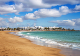 Willkommen zu Ihrem Traumurlaub in Puerto del Carmen. Der Strand Los Pocillos liegt vor dem Hotel und ist wunderschön anzusehen.