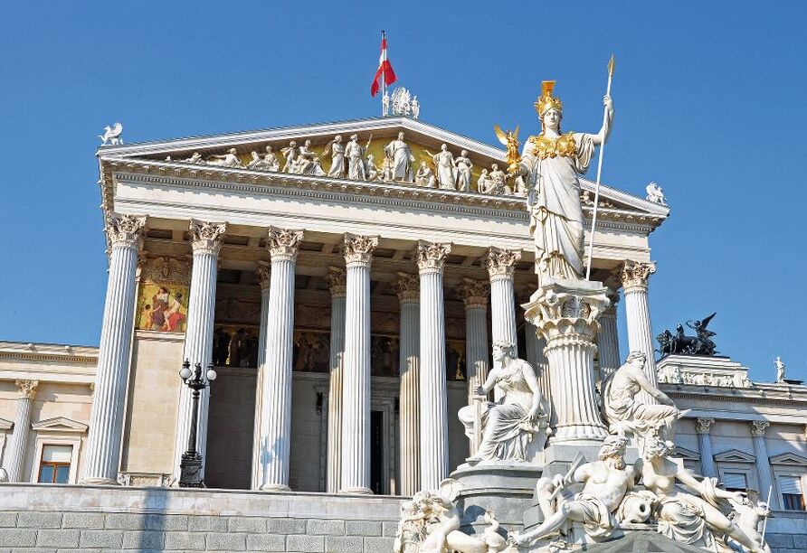 Das historische Parlamentsgebäude in Wien beeindruckt mit seiner prachtvollen Architektur.