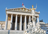Das historische Parlamentsgebäude in Wien beeindruckt mit seiner prachtvollen Architektur.
