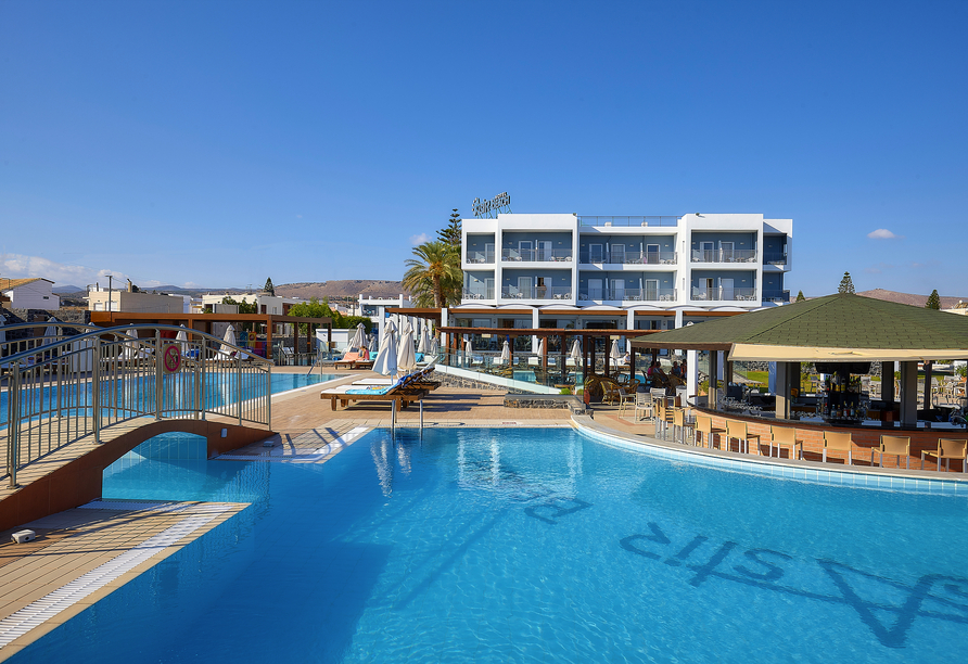 Erfrischen Sie sich nicht nur im Pool, sondern auch mit einem Getränk an der Poolbar!