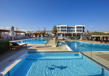 Die Außenpools des Hotels bieten sich ideal für eine kleine Abkühlung an.