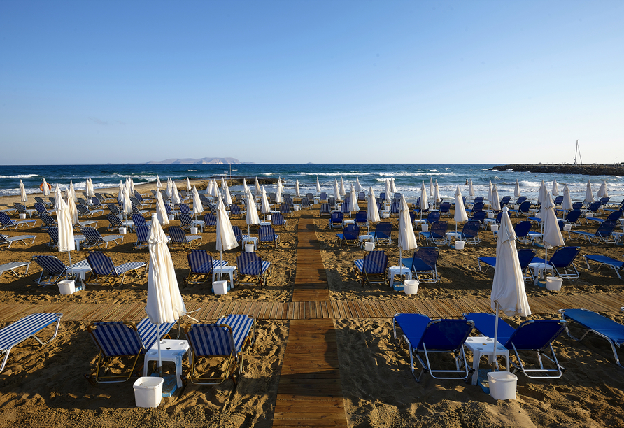 Der Strand des Hotels lädt zum entspannten Sonnenbaden ein.