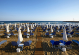 Der Strand des Hotels lädt zum entspannten Sonnenbaden ein.