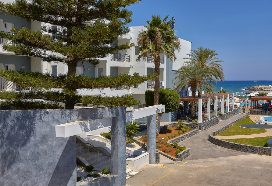 Das Astir Beach begrüßt Sie in einer traumhaften Lage direkt am Meer.
