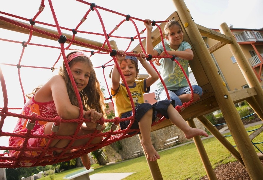 Kinder kommen auf dem Kinderspielplatz ganz auf ihre Kosten.