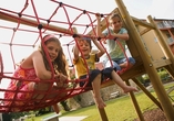 Kinder kommen auf dem Kinderspielplatz ganz auf ihre Kosten.