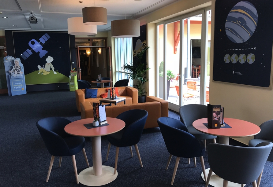 Lassen Sie einen aufregenden Tag im einladenden Lobbybereich ausklingen.