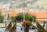 Genießen Sie den Ausblick vom Restaurant des Hotels.