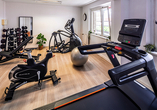 Bleiben Sie im modernen Fitnessraum aktiv.