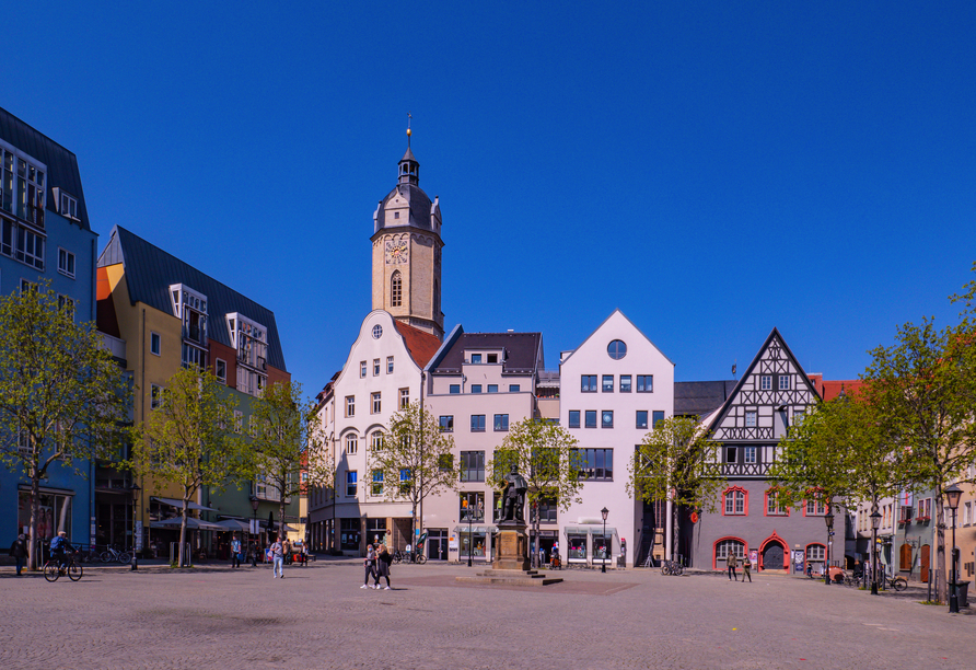 Erleben Sie das Herz der Stadt – der Marktplatz lädt zum Bummeln und Verweilen ein.
