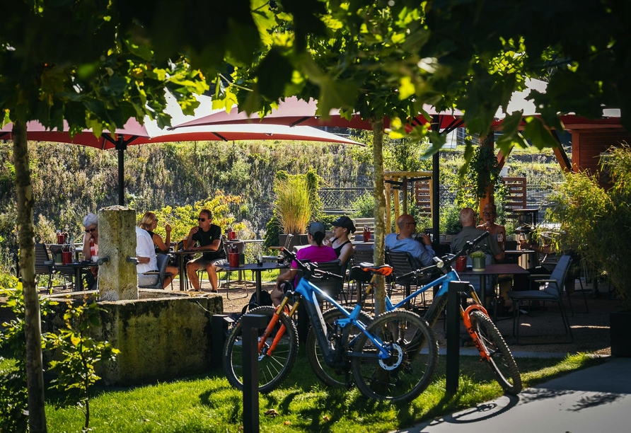 Die sonnige Terrasse lädt zum Verweilen ein.