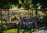Die sonnige Terrasse lädt zum Verweilen ein.