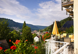 Von der Terrasse aus genießen Sie den Ausblick über das Tal, die Wälder und die Dächer von Bad Wildbad.