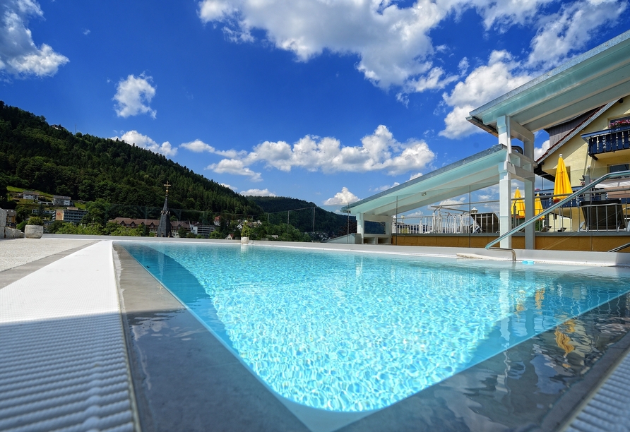 Genießen Sie wohltuende Wärme im ganzjährig beheizten Infinity-Pool mit Weitblick.