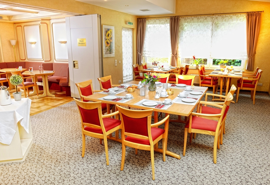 Nehmen Sie im Restaurant Platz, wo Ihnen köstliche Speisen serviert werden.