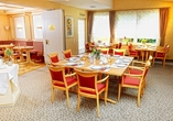 Nehmen Sie im Restaurant Platz, wo Ihnen köstliche Speisen serviert werden.
