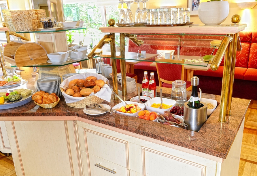 Am reichhaltigen Frühstücksbuffet erwartet Sie alles für einen genussvollen Morgen.