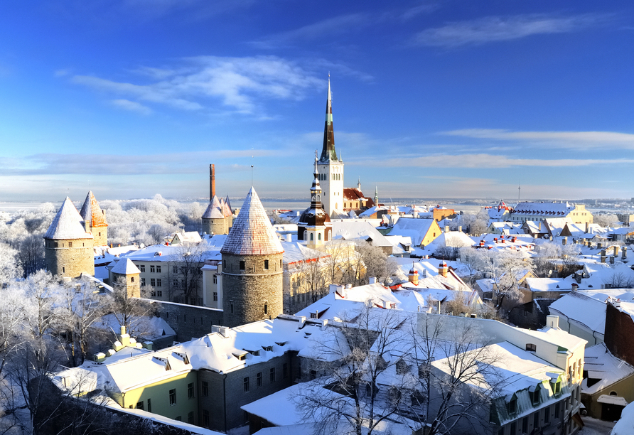 Die verschneite Altstadt von Tallinn wirkt märchenhaft.