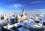 Die verschneite Altstadt von Tallinn wirkt märchenhaft.