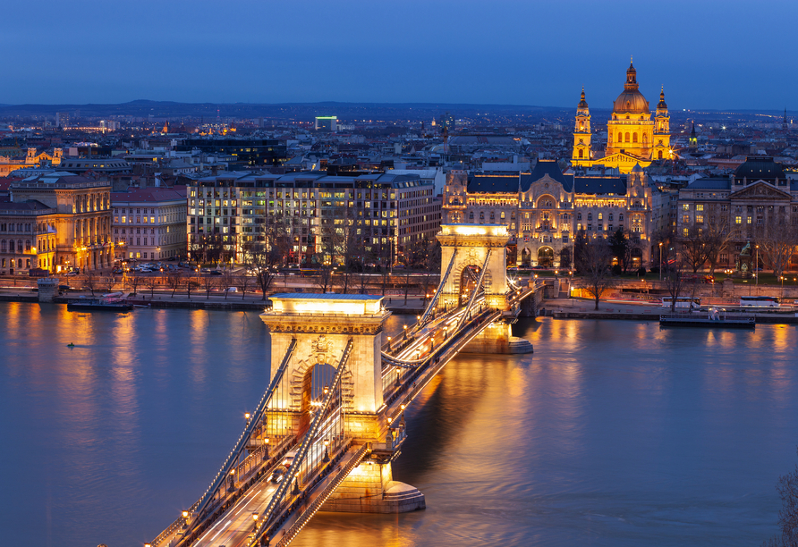 Die Kettenbrücke ist ein Wahrzeichen von Budapest.