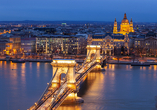 Die Kettenbrücke ist ein Wahrzeichen von Budapest.