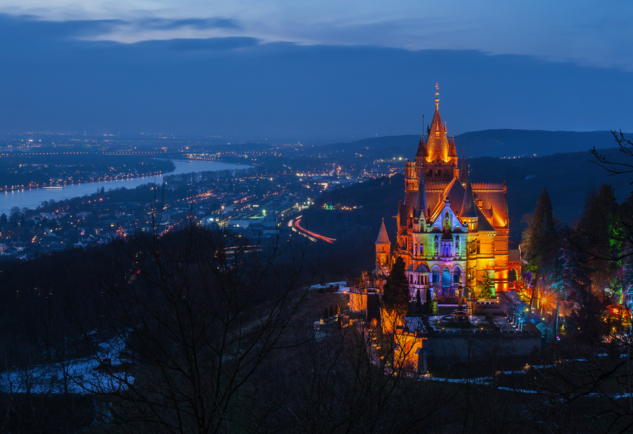 Schloss Drachenburg beeindruckt mit seiner prachtvollen Architektur und seiner märchenhaften Lage im Siebengebirge.