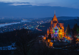 Schloss Drachenburg beeindruckt mit seiner prachtvollen Architektur und seiner märchenhaften Lage im Siebengebirge.