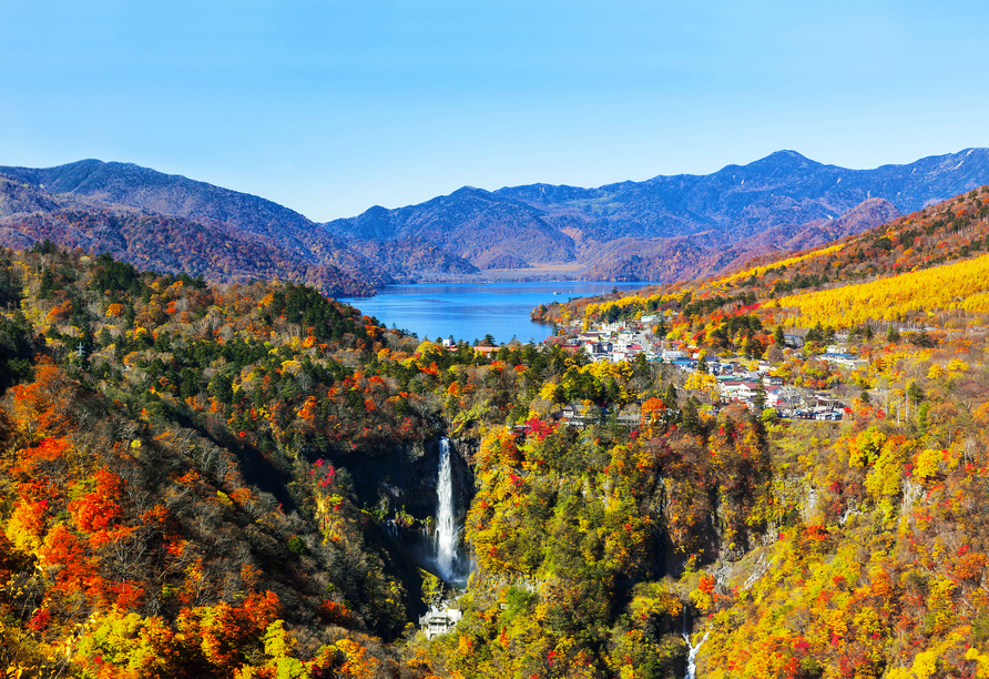 Malerischer Blick auf den Chuzenji-See und die Kegon-Wasserfall in Herbstfarben
