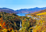 Malerischer Blick auf den Chuzenji-See und die Kegon-Wasserfall in Herbstfarben