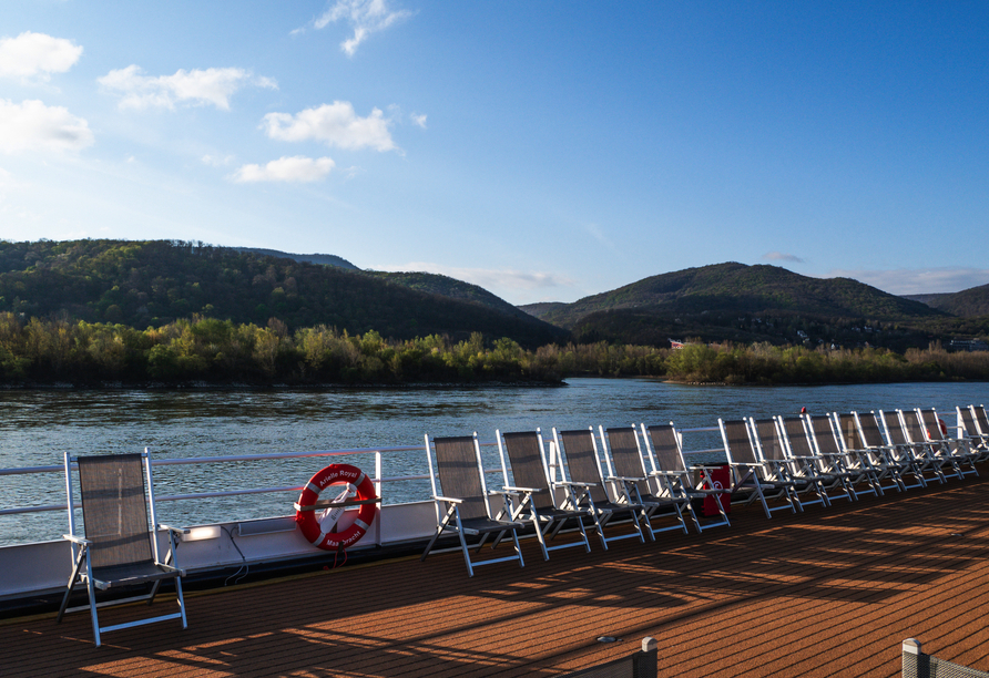 Genießen Sie Ihre Flusskreuzfahrt auf dem Sonnendeck.