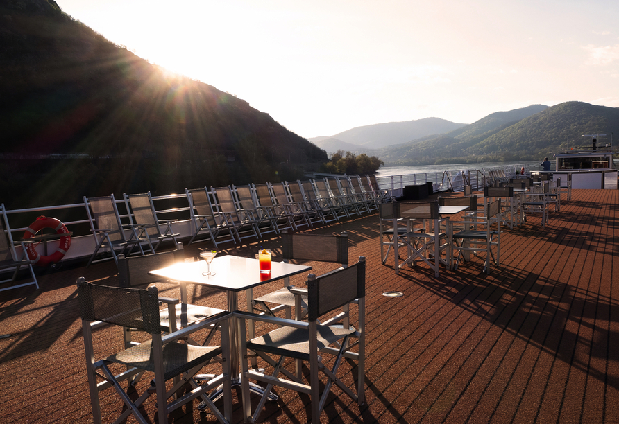 Genießen Sie die vorbeiziehende Landschaft auf dem Sonnendeck.