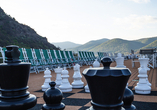 Spielen Sie eine Partie Schach auf dem Sonnendeck.