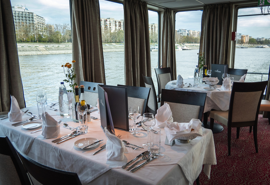 Das Restaurant bietet mit den Panoramafenstern einen herrlichen Ausblick.