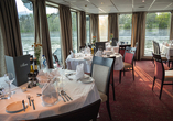 Das Restaurant bietet Ihnen einen tollen Ausblick während Ihres Essens.