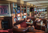 Bücher zum Stöbern und Spiele für gesellige Abende stehen in der Lounge für Sie bereit.