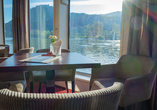 Genießen Sie die vorbeiziehende Landschaft in der Lounge.
