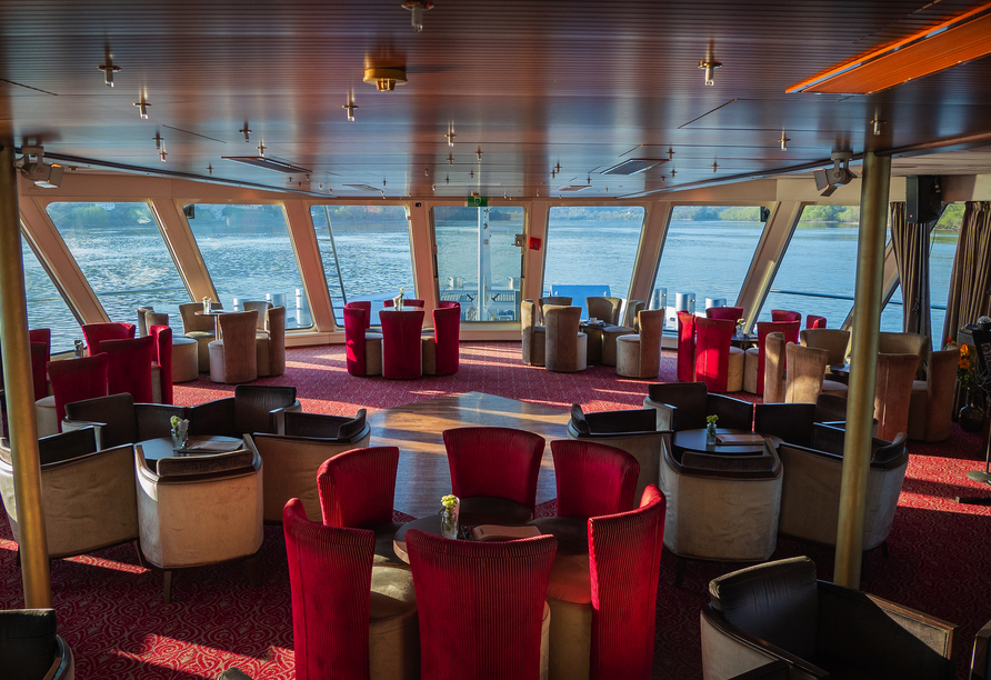 Machen Sie es sich in der Panorama-Lounge gemütlich.