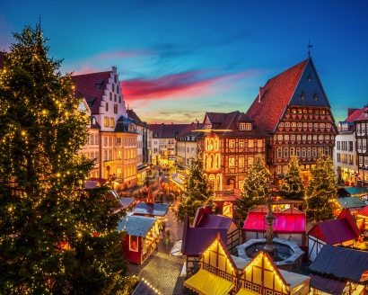 Der Hildesheimer Weihnachtsmarkt am historischen Marktplatz lädt zum Schlendern und Staunen ein.