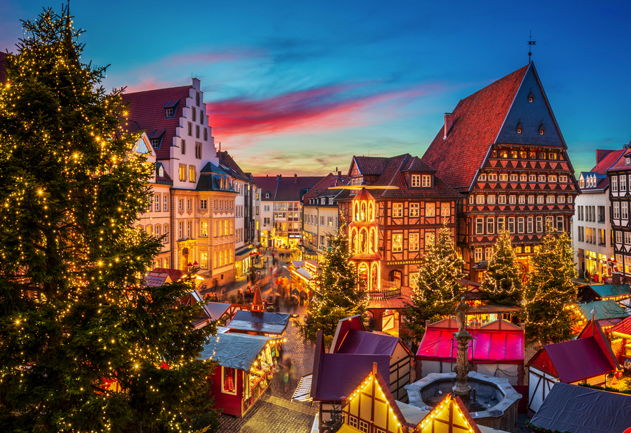 Der Hildesheimer Weihnachtsmarkt am historischen Marktplatz lädt zum Schlendern und Staunen ein.